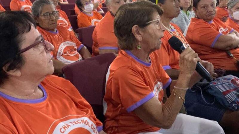 Envelhecer com dignidade: pessoas idosas recebem tablets e concluem formação em Fortaleza