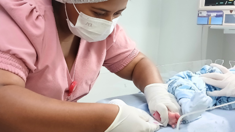 Gesto de amor e cuidado: teste do pezinho promove diagnóstico precoce para recém-nascidos e protege o futuro do bebê