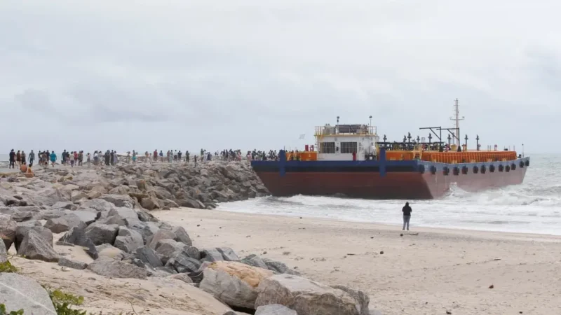 Balsa encalha em espigão da Praia do Icaraí, em Caucaia