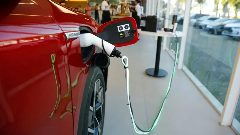 Venda de carros elétricos e híbridos quase triplica no Ceará e preços tendem a cair