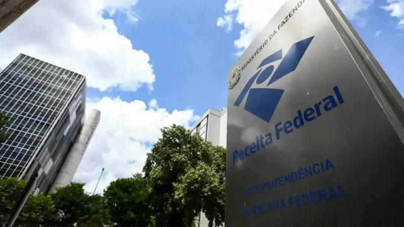 Leilão da Receita Federal tem Iphone 17 Pro Max por R$ 4.140 mil e carro por R$ 6 mil