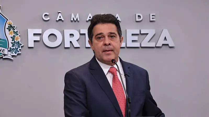 Evandro promete PCCs de três categorias e concurso após eleições, em discurso na Câmara de Fortaleza