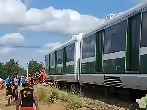 Carro invade linha férrea e colide com VLT em Fortaleza